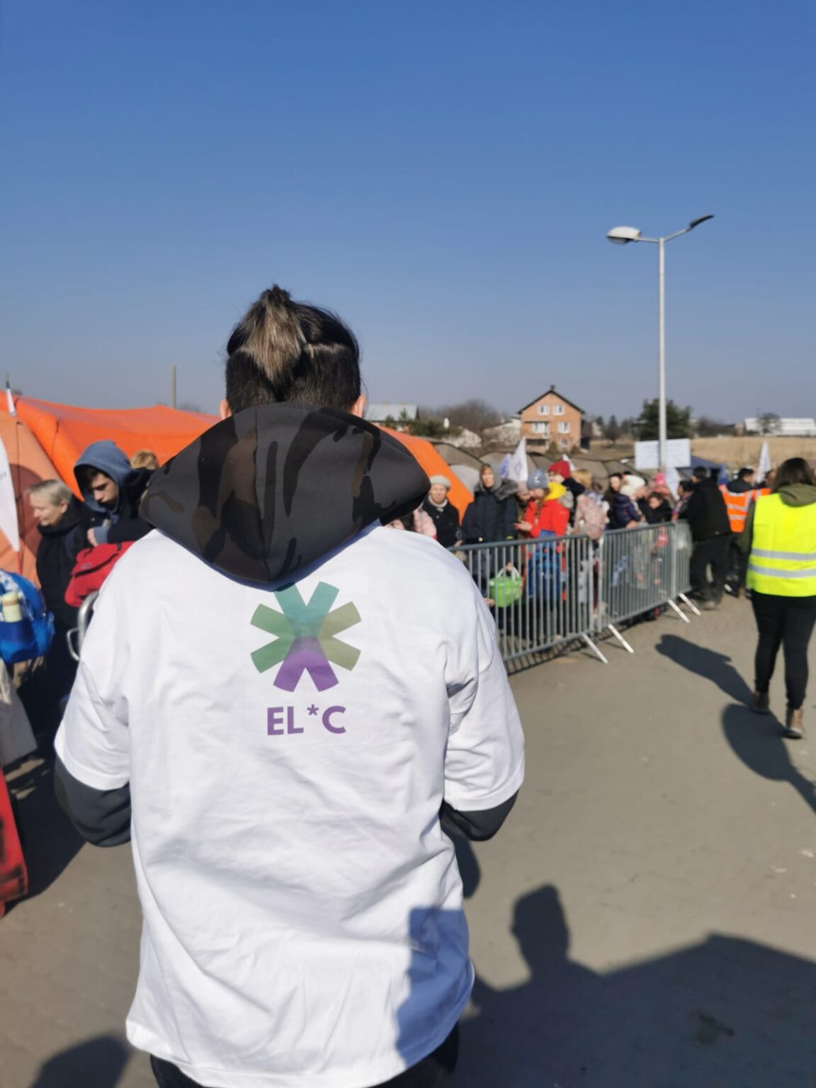 An EL*C member seen from the back at the border between Poland and Ukraine